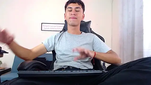 Snapshot of Alancum7 chatting on March 2026 01:05:01 PM Alancum7 online show from March 2026 01:05:01 PM