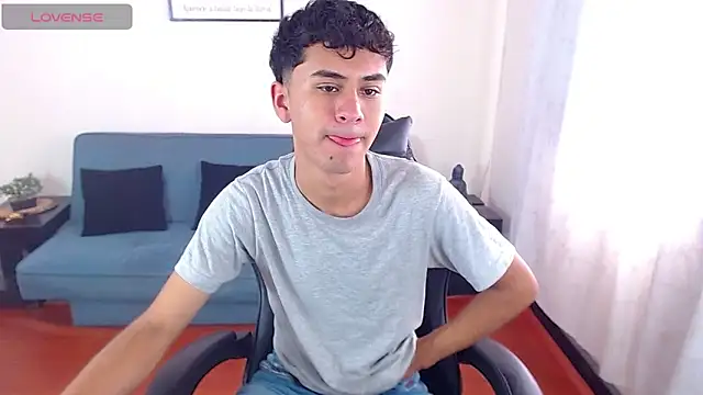 Snapshot of Alancum7 chatting on April 2026 01:05:01 PM Alancum7 online show from April 2026 01:05:01 PM