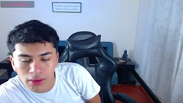 Snapshot of Alancum7 chatting on April 2026 01:03:02 PM Alancum7 online show from April 2026 01:03:02 PM