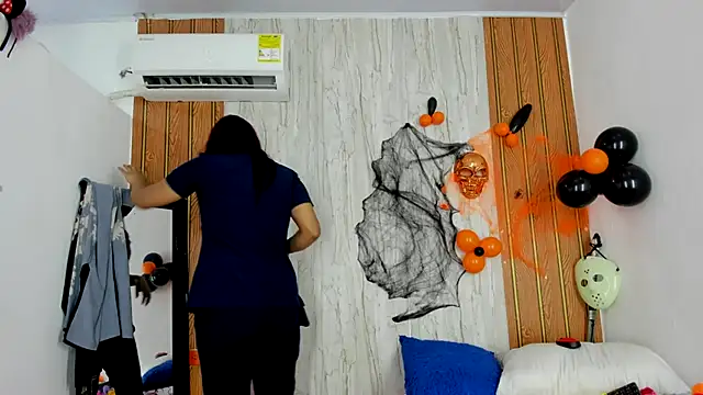 luisabecker  online show from October 2025 01:51:02 PM