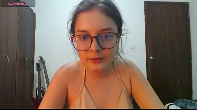 Snapshot of CarlaLorez chatting on December 2025 01:02:02 AM CarlaLorez online show from December 2025 01:02:02 AM