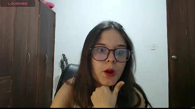 Snapshot of CarlaLorez chatting on April 2026 01:07:02 AM CarlaLorez online show from April 2026 01:07:02 AM