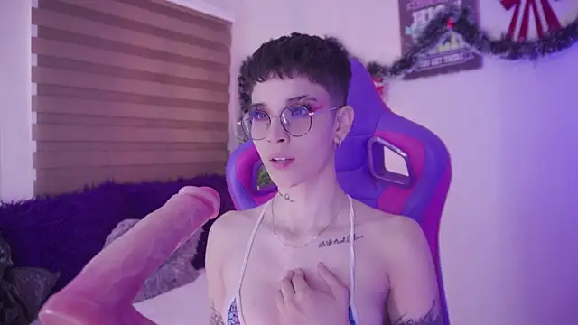 Giia Moretti  online show from December 2025 06:50:01 PM