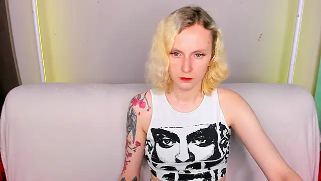 Snapshot of LikiLips chatting on June 2026 01:03:01 AM LikiLips online show from June 2026 01:03:01 AM