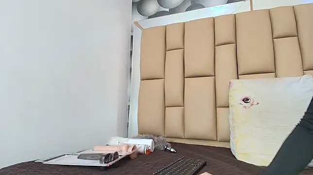 hannah teehn online show from November 2025 07:02:02 PM