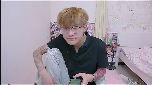 Snapshot of KK-cuteboy chatting on April 2026 05:12:02 AM KK-cuteboy online show from April 2026 05:12:02 AM