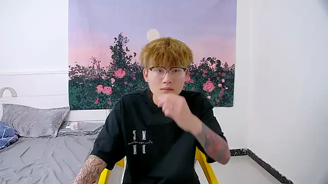 Snapshot of KK-cuteboy chatting on April 2026 07:10:01 PM KK-cuteboy online show from April 2026 07:10:01 PM