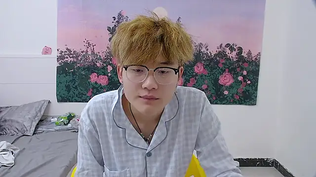 Snapshot of KK-cuteboy chatting on April 2026 04:12:01 AM KK-cuteboy online show from April 2026 04:12:01 AM