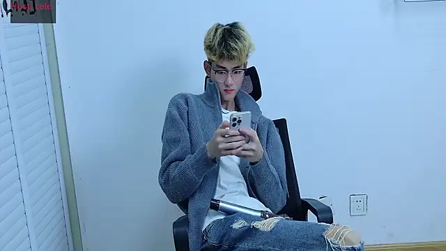 Snapshot of sexyboy-lele chatting on October 2025 12:05:01 PM sexyboy-lele online show from October 2025 12:05:01 PM