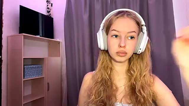 LunaCrave online show from October 2025 11:11:01 AM