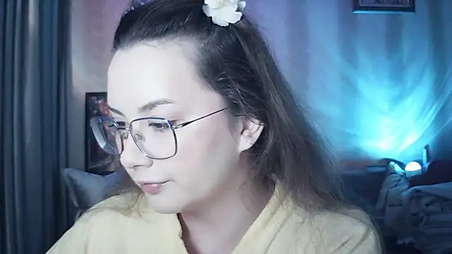 MoodieMira online show from May 2026 07:00:02 PM