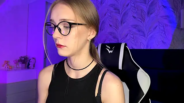 EvaPeace online show from November 2025 04:18:02 PM