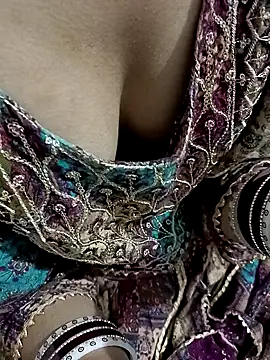 HOT-CPL-11 online show from November 2025 05:58:02 PM