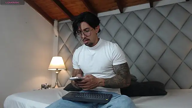 Snapshot of Liam_Espinoza chatting on October 2025 07:47:01 PM Liam Espinoza online show from October 2025 07:47:01 PM