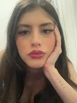 Snapshot of AlessiaLuxx chatting on April 2026 11:25:02 PM AlessiaLuxx online show from April 2026 11:25:02 PM