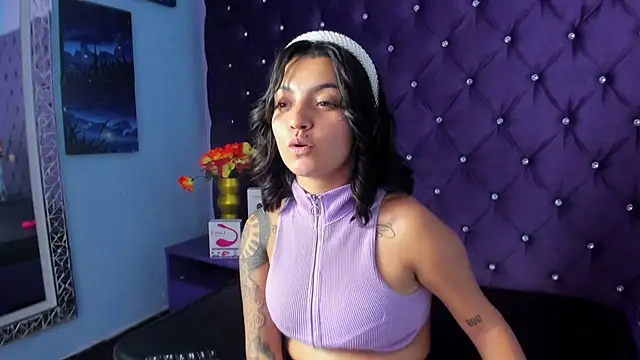 Liisaa Kiss online show from November 2025 02:31:02 PM