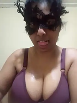 Expose Queen online show from November 2025 06:33:02 PM