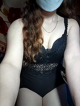 LeanaLy online show from October 2025 02:45:01 AM