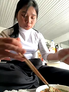 Linh-xxx online show from November 2025 04:37:01 AM