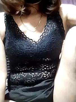 YiyinLy online show from October 2025 06:13:02 AM