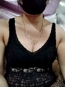 YiyinLy online show from November 2025 12:07:01 PM