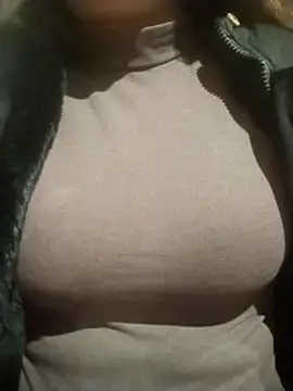 YiyinLy online show from December 2025 12:10:02 PM