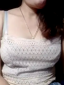 YiyinLy online show from March 2026 12:21:02 PM