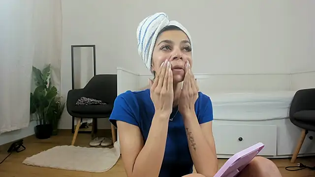 Snapshot of ReneeVoss chatting on February 2026 05:15:01 AM ReneeVoss online show from February 2026 05:15:01 AM