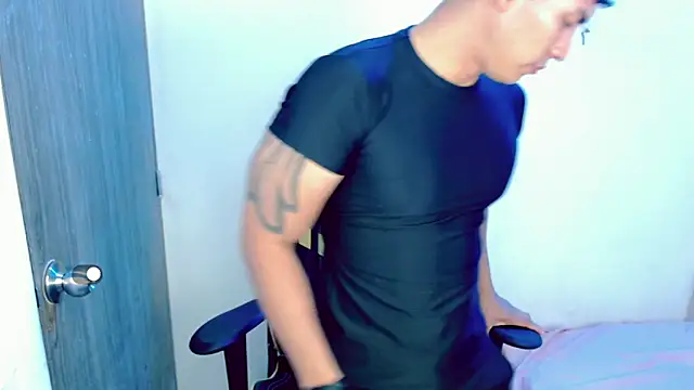 Snapshot of Maynow_666 chatting on October 2025 08:33:02 PM Maynow 666 online show from October 2025 08:33:02 PM