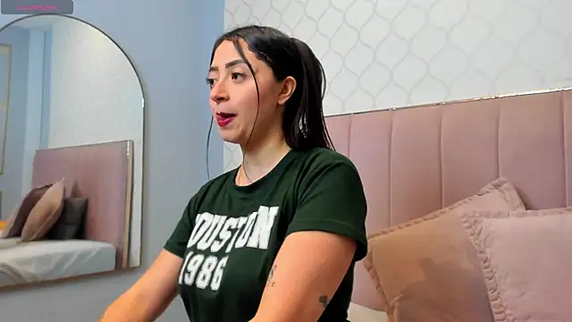 Snapshot of JuliethCruz_ chatting on May 2026 06:13:02 PM JuliethCruz online show from May 2026 06:13:02 PM