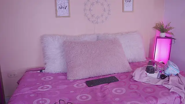 Meggie  online show from November 2025 07:43:01 PM