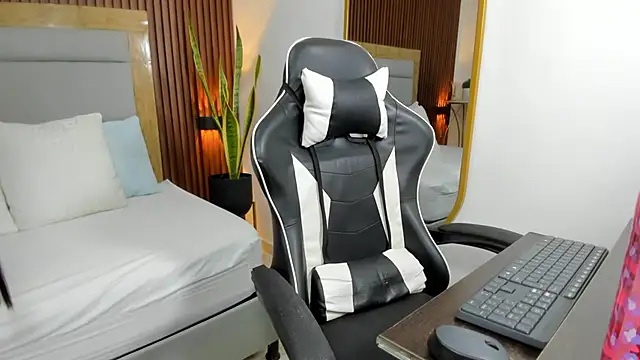 briana titsworth online show from November 2025 02:14:02 AM