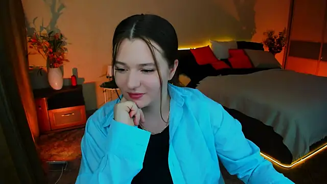 Moonvelle online show from November 2025 12:27:02 PM