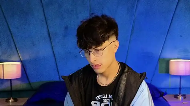 Aaron Eze online show from November 2025 10:22:02 PM