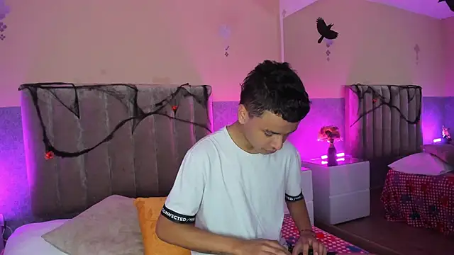 Xavier Fox    online show from October 2025 03:31:02 AM