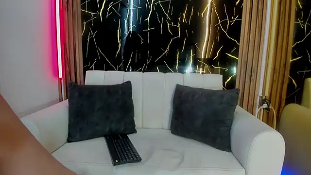 Charlotte Skinny aws online show from November 2025 06:40:02 PM