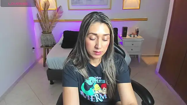 karlyy  online show from December 2025 07:10:01 PM