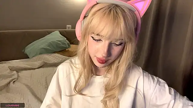 Milkmoriee online show from November 2025 03:56:02 PM