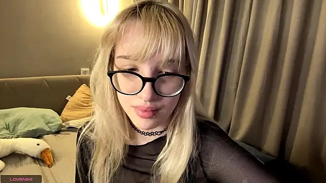 Milkmoriee online show from November 2025 03:40:01 PM