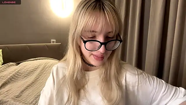 Milkmoriee online show from November 2025 03:23:01 PM