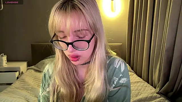 Milkmoriee online show from November 2025 03:44:01 PM