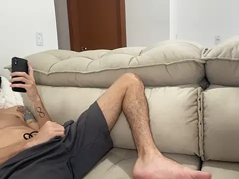 leozin01 online show from April 2026 05:00:01 PM