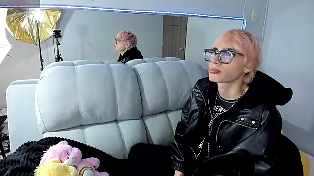 Strawberry Kitty  online show from October 2025 02:09:01 PM