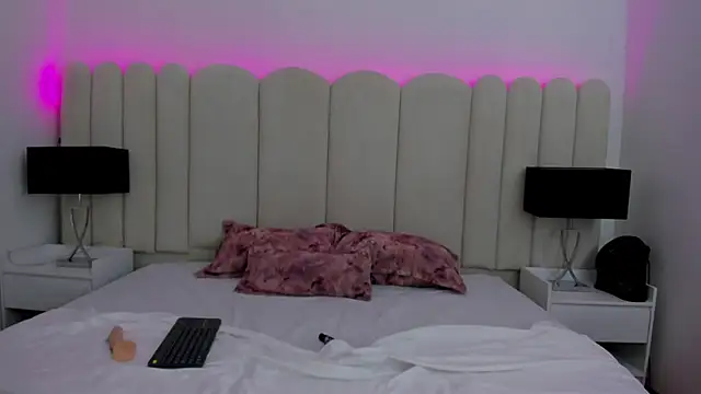 AuraSky  online show from November 2025 06:40:01 PM