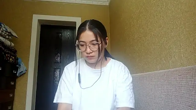 Snapshot of LinneaHyles chatting on November 2025 04:11:02 AM LinneaHyles online show from November 2025 04:11:02 AM