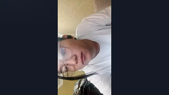 Snapshot of LinneaHyles chatting on November 2025 04:22:01 AM LinneaHyles online show from November 2025 04:22:01 AM