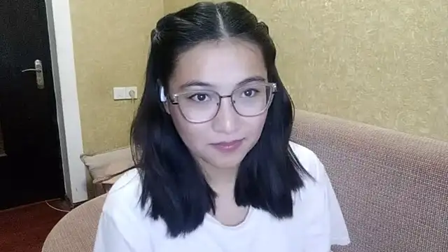 Snapshot of LinneaHyles chatting on December 2025 01:42:01 PM LinneaHyles online show from December 2025 01:42:01 PM