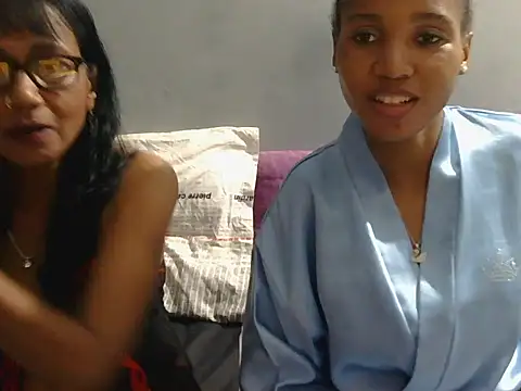 yellowbonecams1874 online show from November 2025 05:26:01 PM