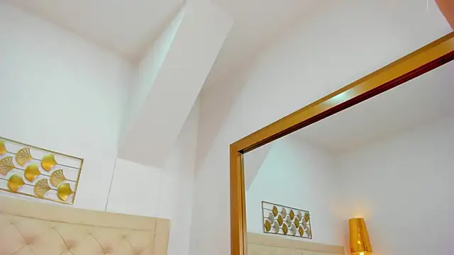 lucia lorenz online show from April 2026 11:21:01 AM