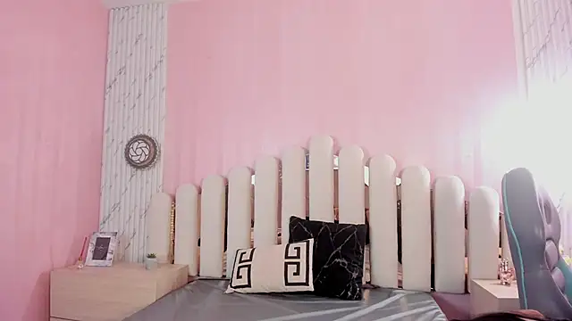 Isabella Marsh online show from December 2025 12:42:02 PM